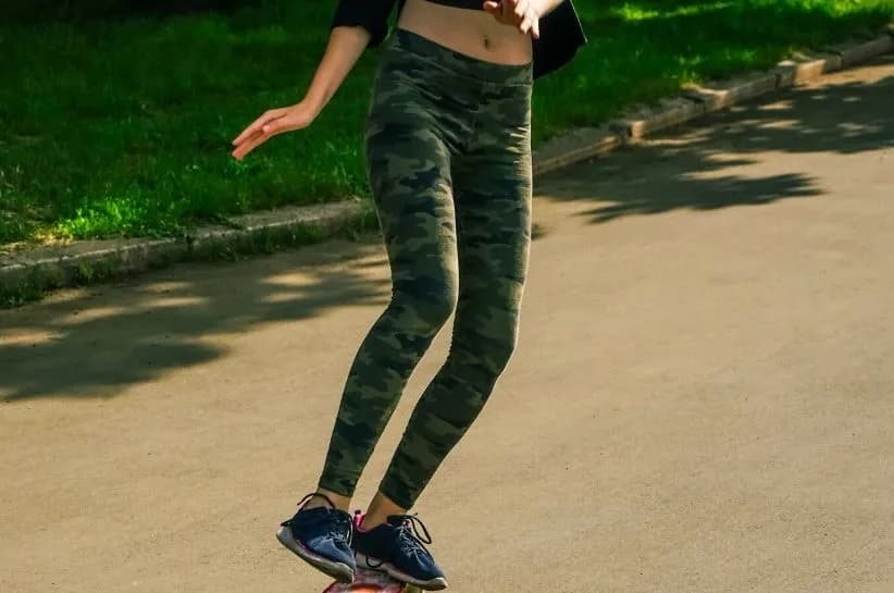 Stylowe stylizacje z legginsami moro, które musisz wypróbować