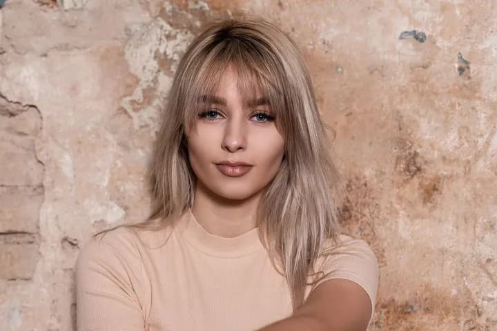 Jakie grzywki są teraz modne? Odkryj najpiękniejsze trendy fryzur