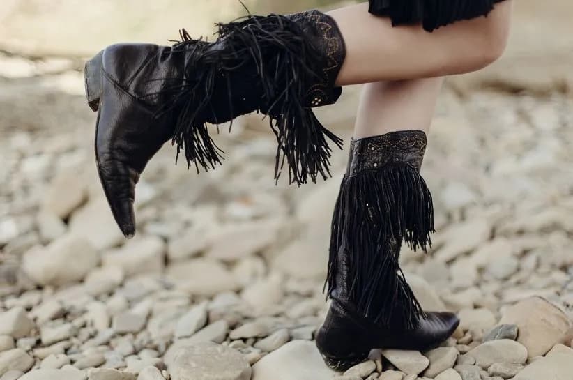 Stylizacje z butami z frędzlami, które odmienią Twój look na każdą okazję